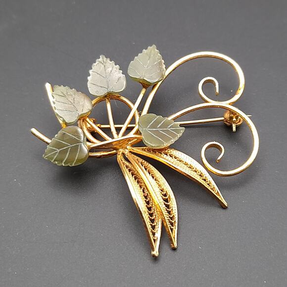 Vintage Carved Jade Gemstone Leaves Gold Tone Filigree Brooch - Picture 8 of 12